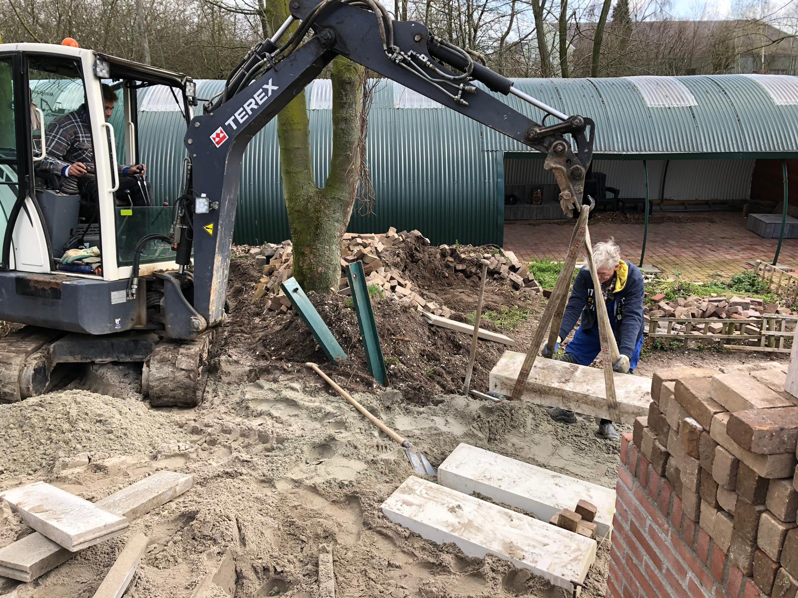 Traptreden plaatsen met minigraver